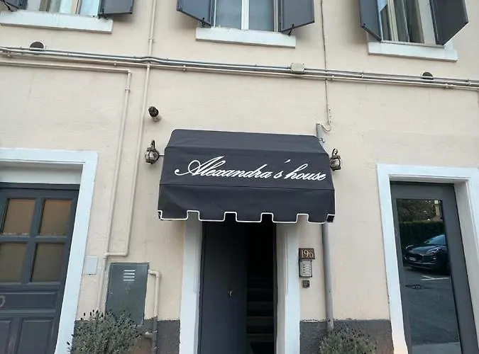 アパート Alexandra's House